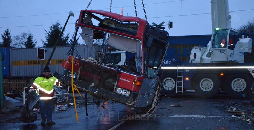 Schwerer VU Bus Zug Düsseldorf P525.JPG